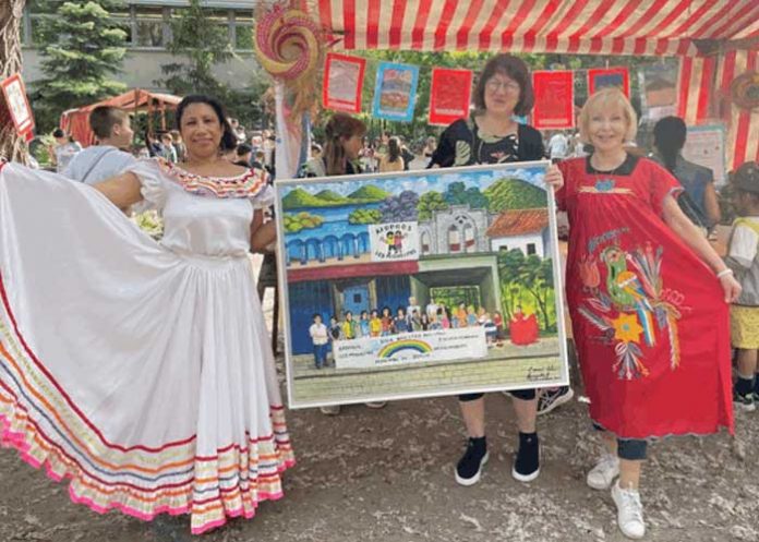 Señora Christel Schemel entregó a la Directora de la Escuela, Doctora Jana Reiter, cuadro el joven Emmanuel Selva, del Centro Infantil “Los Miguelitos” de Monimbó, Masaya.
