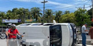 Conductor de transporte escolar termina volcado en Chinandega
