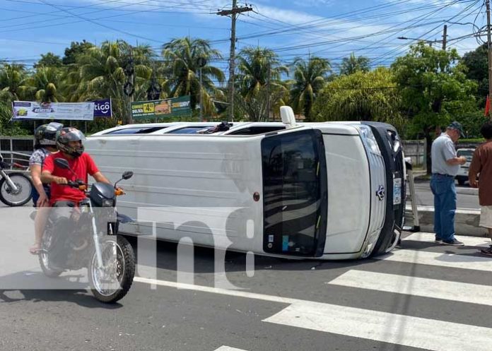 CHINANDEGA-2 Conductor de transporte escolar termina volcado en Chinandega