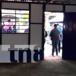 Bajo un aguacero, humilde señora recibe su vivienda digna en Managua Foto: En medio de un torrencial aguacero: Humilde señora del barrio Carlos Marx recibe su casa digna / TN8