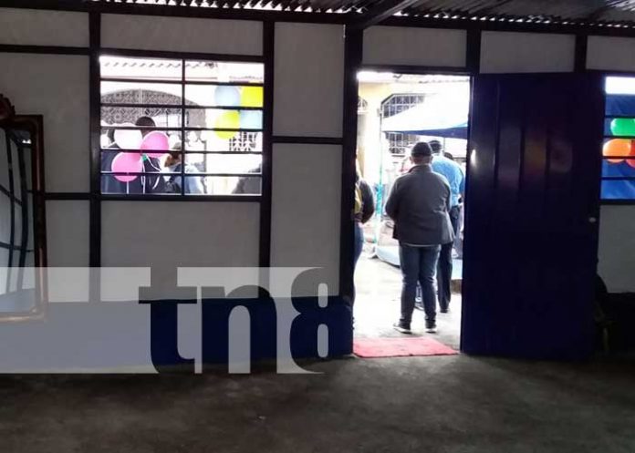 Foto: En medio de un torrencial aguacero: Humilde señora del barrio Carlos Marx recibe su casa digna / TN8