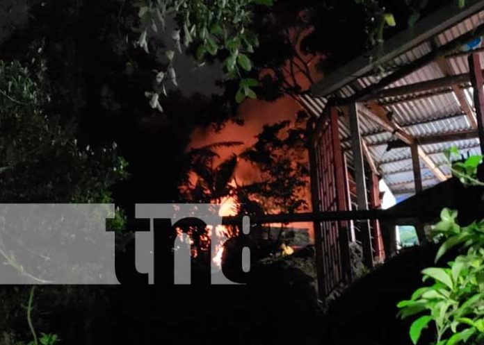 Voraz incendio reduce a cenizas una vivienda en Jinotega