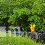 Conductor de rastra pierde el control y termina volcado