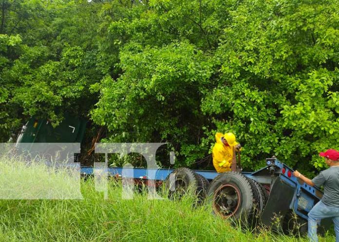 Conductor de rastra pierde el control y termina volcado