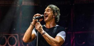 Mujer se desnuda en concierto de Ricardo Arjona