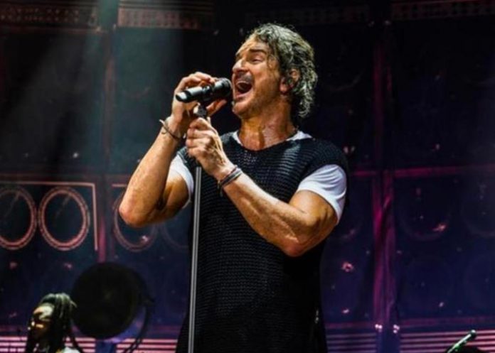 Mujer se desnuda en concierto de Ricardo Arjona