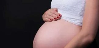 Mujer embarazada fingió tener contracciones para robarle a un jubilado