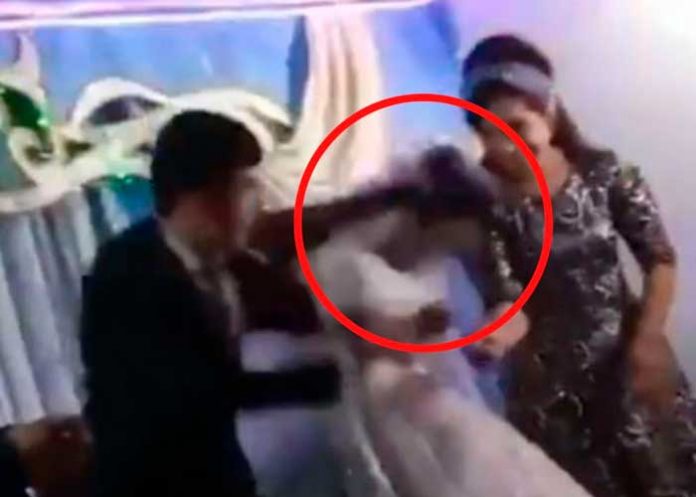 ¡Miserable! Hombre propina salvaje golpe a su esposa en plena boda