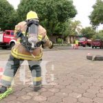Bomberos hacen demostración de equipos para extinción de incendios Capacitación para bomberos en Nicaragua