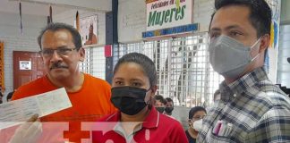 Entrega de bonos a maestros y maestras de Nicaragua