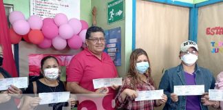 Entrega de bonos a maestros y maestras en Tipitapa