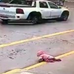 De película: Bebé intenta cruzar la calle gateando mientras pasan autos Con el corazón en la mano dejó una bebé en Argentina