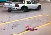 De película: Bebé intenta cruzar la calle gateando mientras pasan autos Con el corazón en la mano dejó una bebé en Argentina