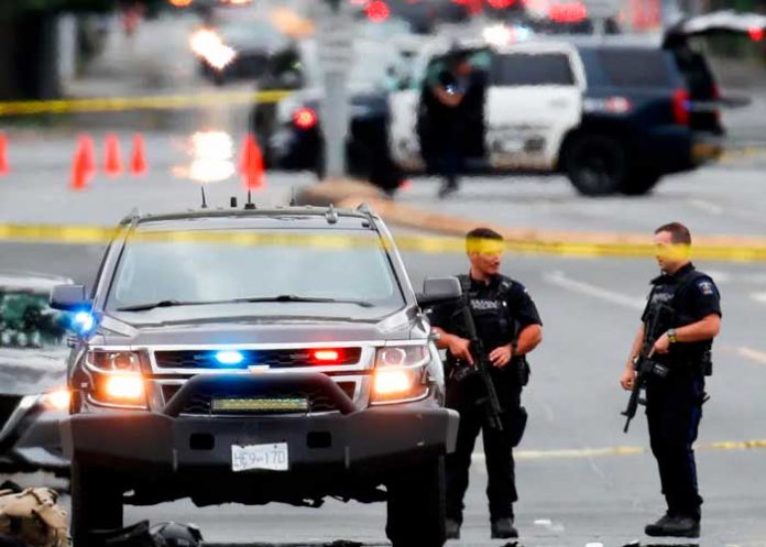 Dos muertos y seis policías heridos tras un tiroteo en un banco de Canadá