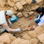 En zona arqueológica de Chan Chan, se descubrió una preciosa escultura Escultura intacta en complejo de Chan Chan