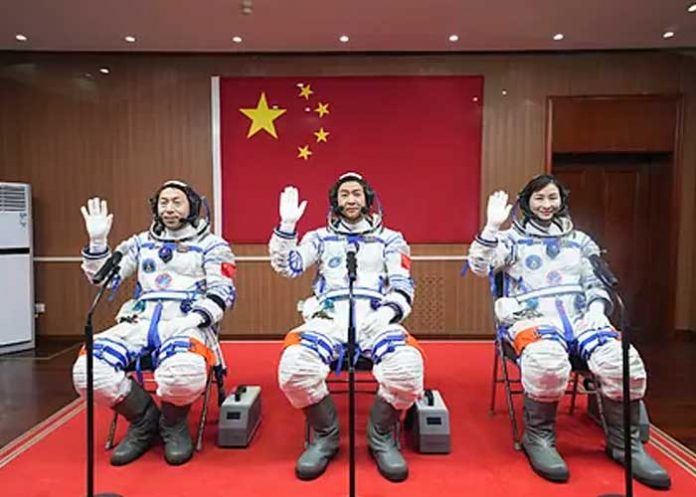 China envió a tres astronautas a su estación espacial