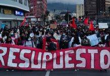 Universitarios marchan en defensa de la educación en Ecuador Estudiantes de Ecuador marchan en defensa educativa
