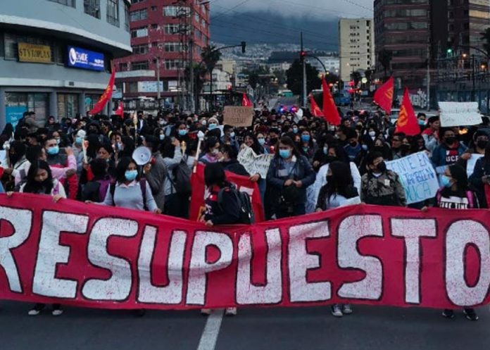 Estudiantes de Ecuador marchan en defensa educativa 