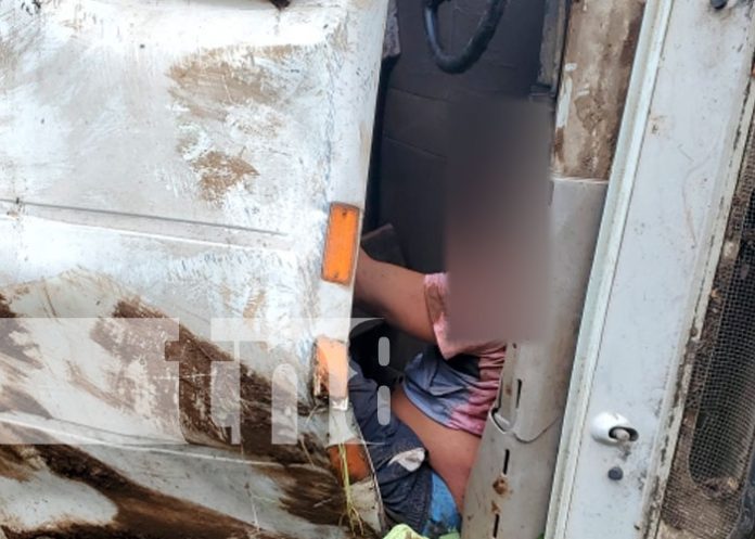 Cisterna con agua se vuelca en carretera hacia los chiles en el Crucero, Managua