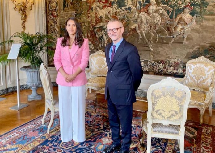 Embajadora de Nicaragua presenta copias de estilo en Bélgica