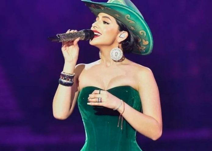 En espera quedan fans de Ángela Aguilar 