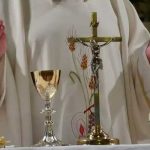 ¡Casi vomita la sotana! Cura ofrece misa bien borracho en España