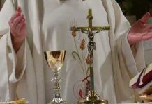 ¡Casi vomita la sotana! Cura ofrece misa bien borracho en España ¡Casi vomita la sotana! Cura ofrece misa bien borracho en España