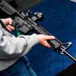 ¡Pese a los sangrientos tiroteos! Secundaria de Florida sortea rifles