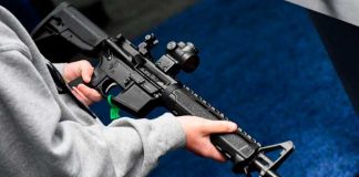 ¡Pese a los sangrientos tiroteos! Secundaria de Florida sortea rifles