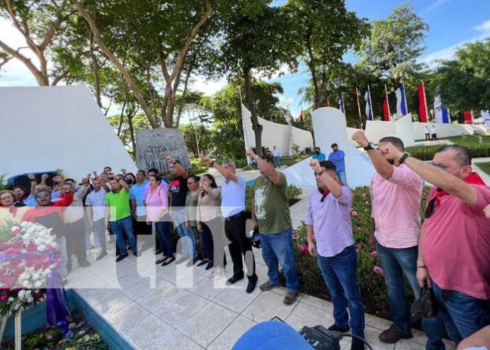 Ofrenda floral para Carlos Fonseca en Managua