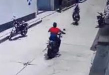 ¡Por los aires! Salen dos motociclistas tras tremendo choque en Guatemala ¡Por los aires! Salen dos motociclistas tras tremendo choque en Guatemala