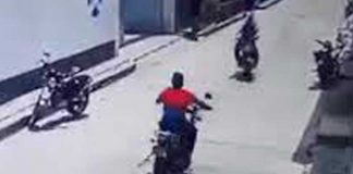¡Por los aires! Salen dos motociclistas tras tremendo choque en Guatemala