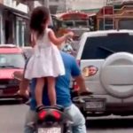 ¡Qué imprudencia! Captan a niña viajando de parada en una moto ¡Qué imprudencia! Captan a niña viajando de parada en una moto