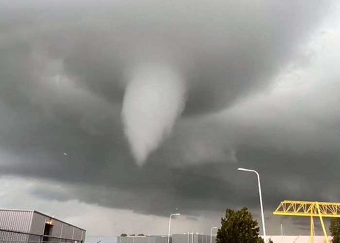 Tornado apocalíptico deja un muerto y 10 personas heridas en Holanda