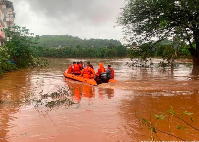 Aumenta a 89 las muertes por inundaciones en la India