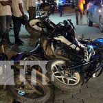 Alta velocidad provoca aparatoso accidente con motos en Jalapa (VIDEO) Escena de accidente de tránsito en Jalapa