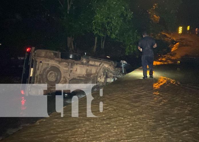 jui1 Hombre auxiliado cuando cae a un lado de la Quebrada