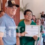 Autoridades reconocen labor de históricos negocios en León