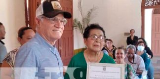 Autoridades reconocen labor de históricos negocios en León