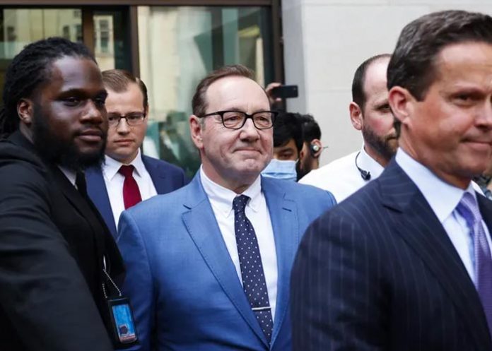 El actor Kevin Spacey queda en libertad bajo fianza