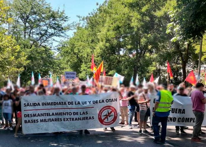 Al grito de ”no a la OTAN” miles de personas marchan en Madrid