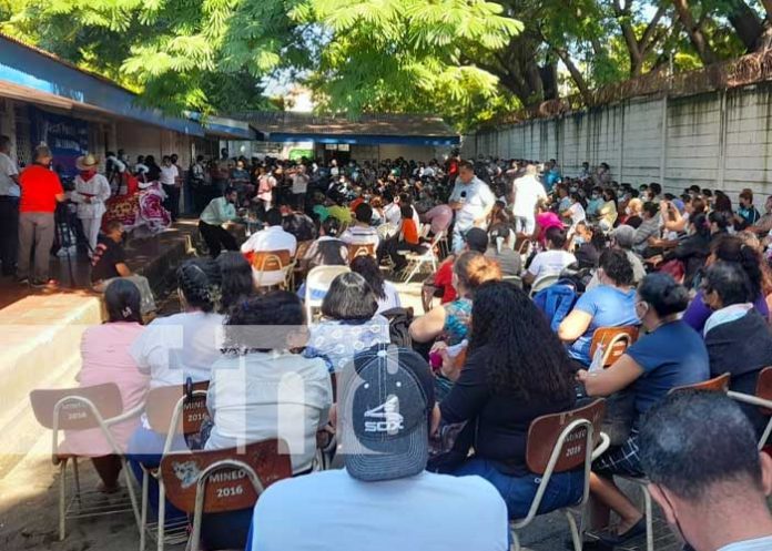 Reunión con maestros en colegio de Managua, Nicaragua