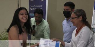 Entrega de certificados técnicos para cursos de meseros en León
