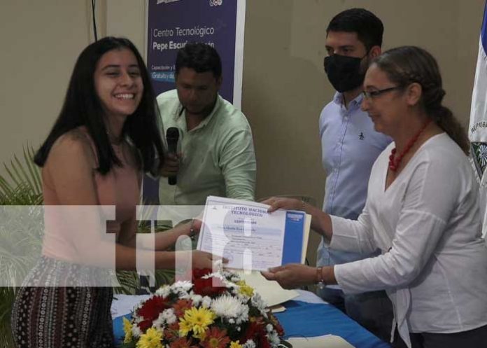 Entrega de certificados técnicos para cursos de meseros en León