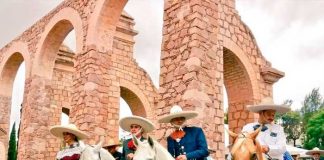 ¡Imprudencia! Jinete pierde el control y cae inerte en México