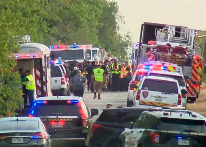 Detienen a tres por hallazgo de tráiler con migrantes muertos en Texas