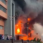 Voraz incendio arrasa con un edificio en el oeste de Moscú Voraz incendio arrasa con un edificio en el oeste de Moscú