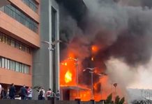 Voraz incendio arrasa con un edificio en el oeste de Moscú