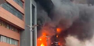 Voraz incendio arrasa con un edificio en el oeste de Moscú
