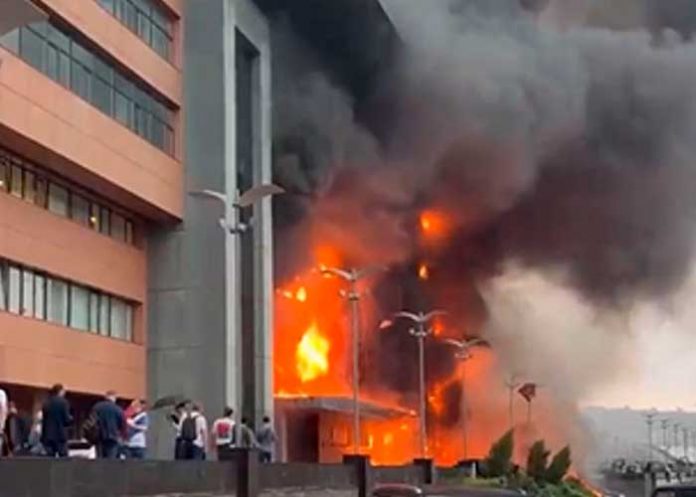 mosvu1 Voraz incendio arrasa con un edificio en el oeste de Moscú